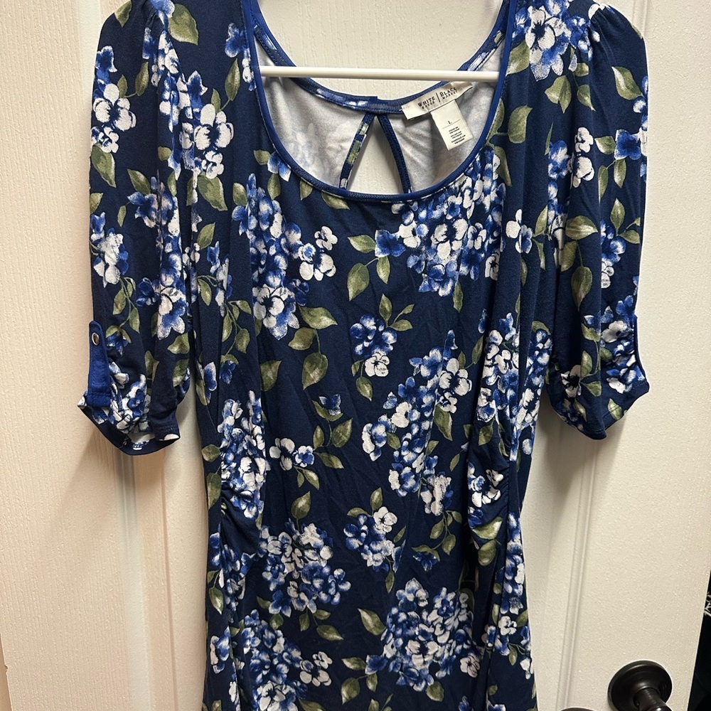 White House Black Market women's Floral Blue blouse  size L/ NWOT B103